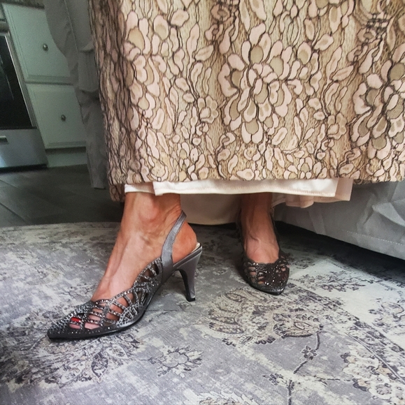 Formal beaded sheath gown. - Picture 4 of 6